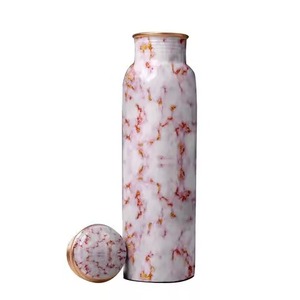 Elegante botella de cobre con estampado floral para hidratación Ayurvédica con diseño artístico y beneficios naturales para la salud - Product Image 5