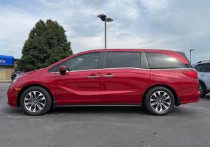 Well Maintained Clean 2024 Hond-a Odyssey Touring Minivan - Product Image 4