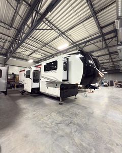 Caravane de voyage moderne avec cuisine coulissante, armoires blanches, plan de travail noir, sol en bois, capacité 6 personnes - Product Image 1