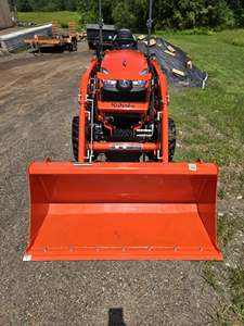Tractor de jardín Kubota LX2620 rojo 4x4 en excelentes condiciones, transmisión por engranajes, alto nivel de seguridad. - Product Image 1