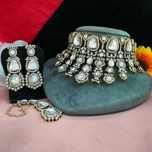 Kundan en verre non coupé et ensemble de tour de cou en Zircon victorien avec Maang Tikka ensemble de collier de luxe Kundan en verre non coupé de la meilleure qualité - Product Image 2