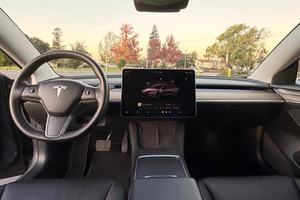 Tesla Model 3 Long Range AWD d'occasion propre, année 2022 - Product Image 4