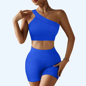 Ensemble de sport pour femmes en gros personnalisé, une épaule, ensemble de yoga sans couture tendance avec soutien-gorge froncé et short de yoga qui relève les fesses, ensemble de fitness - Product Image 4