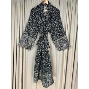 เสื้อคลุมกิโมโนผ้าวูลผสมขนจามรีสำหรับผู้หญิง สีเขียวลายเพสลีย์ สไตล์อบอุ่นแสนสบายสำหรับฤดูหนาว ดีไซน์แปลกตาพร้อมกระเป๋าเก๋ๆ เหมาะสำหรับใส่พักผ่อนอยู่บ้าน - Product Image 4