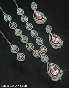 Joyería india tradicional y de moda chapado en oro y collar largo con pendiente y conjunto de collar combinado Maagtika para mujer - Product Image 4