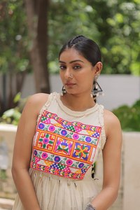 Buscando este hermoso vestido de diseñador del mismo color de tela de algodón Kora con trabajo Bordado de hilo múltiple - Product Image 5