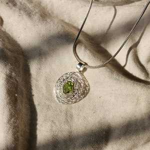Colgante de piedras preciosas de Peridoto, joyería hecha a mano de Plata de Ley 925, collar de piedra verde elegante, regalo para mujeres y hombres - Product Image 1