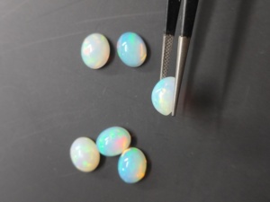 Piedra Preciosa de Ópalo Etíope Natural RED MOUNTAIN, Cabujón Ovalado de 10x8 mm con Juego de Color/Fuego y Multicolor para la Fabricación de Joyas - Product Image 3