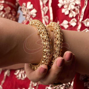 Brazaletes Elegantes y de Estilo Real en Tono Dorado para tu Colección de Joyas - Product Image 3