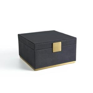 Boîte à bijoux carrée en métal avec lettres grises uniques, support de rangement élégant et fait main, idéal pour bagues, boucles d'oreilles, colliers et bracelets - Product Image 2