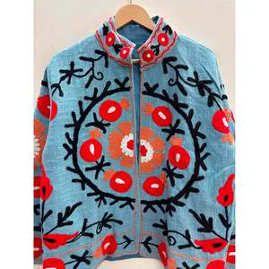 Veste en coton brodée à la main Suzani, motif Samarkand Bloom bleu ciel avec grenades cramoisies, vêtements d'extérieur pour femmes pour le printemps - Product Image 1