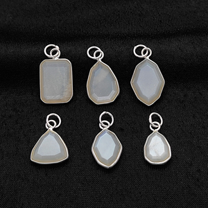 Vente en gros de pendentif à breloque en argent 925 avec calcédoine blanche et pierres précieuses - Product Image 3