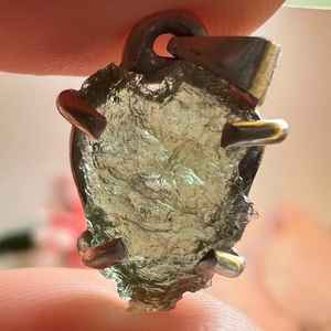 Colgante de moldavita de punta suave hecho a mano, 1,27 gramos en plata de ley, collar de moldavita cruda de alta calidad - Product Image 1