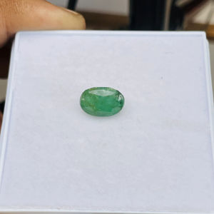 Esmeralda Natural de Zambia, Corte Ovalado, 4.71 Quilates, Piedra Preciosa de Buena Calidad, Lustre, Color Verde Bonito, Pulido Perfecto para Cualquier Joyería - Product Image 1