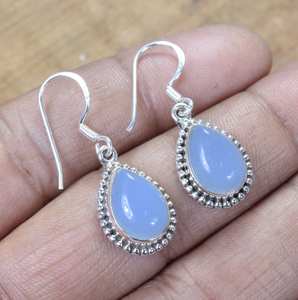 Boucles d'oreilles clous en argent sterling et calcédoine bleue, design mignon doré, bijoux de fête faits à la main, pierre de naissance d'août, cadeau élégant pour femme - Product Image 3