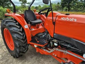Tractor Agrícola Compacto Naranja con Ruedas, Máquina Agrícola con Cuchilla Delantera, Tractor Utilitario 4x4 - Product Image 2
