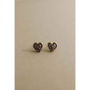 Pendientes de Oro de 10K con Diamantes en Forma de Corazón, Diseño Elegante en X - Product Image 1
