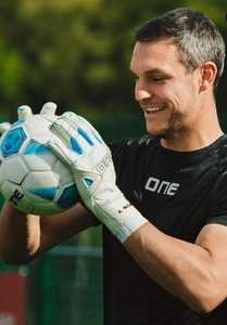 Gants de gardien de but professionnels Gants de revers en PU avec poignée en latex blanc de qualité avec protection de dégagement améliorée pour une utilisation en extérieur - Product Image 5