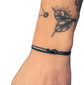 Pulsera de cordón de algodón hecha a mano, accesorio sencillo y personalizado - Product Image 1