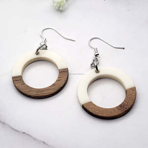 Pendientes de aro de resina en forma de C de nuevo diseño moderno, joyería de moda de diamantes con estilo para niñas y mujeres, uso diario y ropa de fiesta - Product Image 6