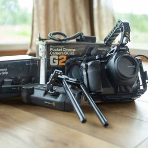 Cámara de cine de bolsillo 6K G2 con empuñadura de batería y jaula Tilta - Product Image 2