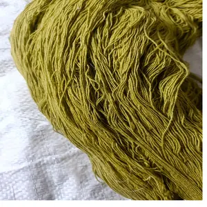 Fils de coton teints sur mesure de couleur vert feuille, disponibles en écheveaux de 100 grammes, adaptés aux magasins de fils et de fibres pour la revente