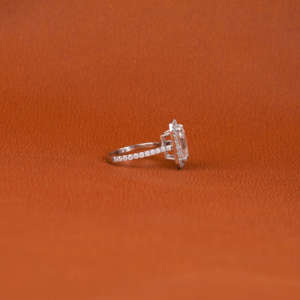 Anillo de compromiso de lujo con diamante cultivado en laboratorio de corte radiante y engaste halo, chapado en oro macizo de 14K, estilo moderno, anillo de regalo para mujer. - Product Image 3