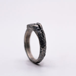 Bague de fiançailles et de mariage unisexe en argent sterling 925 faite à la main, avec quartz rutile noir sculpté à la cire, texture organique minimaliste - Product Image 2