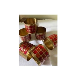 Rond épais rond poli or en laiton au design élégant avec rond de serviette en émail rouge pour la décoration de table Rond de serviette - Product Image 1