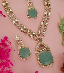 Conjunto de Collar y Aretes de Diseño Premium con Piedras Chapadas en Oro, Colección para Bodas, para Mujer - Product Image 2