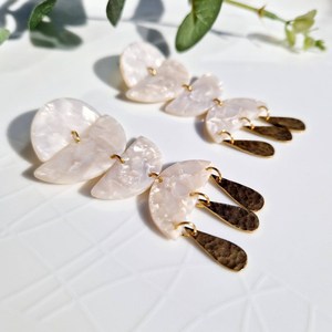 Boucles d'oreilles élégantes en résine de qualité supérieure avec motif artistique géométrique pour demoiselles d'honneur et bijoux de mariage à un prix abordable - Product Image 6