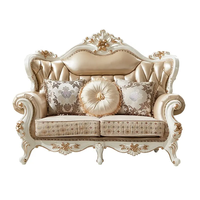 Ensemble canapé et fauteuil classiques de luxe en bois sculpté, avec revêtement en cuir capitonné ou en tissu, pour salon