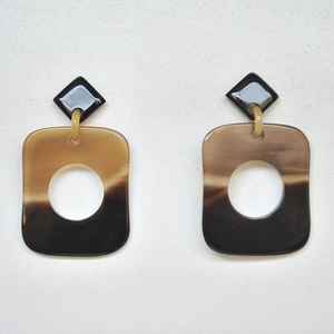 Pendientes de gota vintage artísticos de material de cuerno natural con estilo religioso geométrico de perlas y diamantes para fiestas - Product Image 1