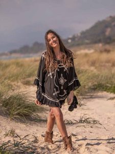 Hauts à épaules dénudées les plus tendance pour la plage Poncho à manches longues à volants pour femmes Boho brodé Tunique Tops - Product Image 5