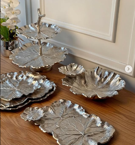 Bol et plateaux décoratifs de luxe en métal doré et argenté en acier inoxydable avec un design en forme de fleur poli brillant par Indian Factory - Product Image 4