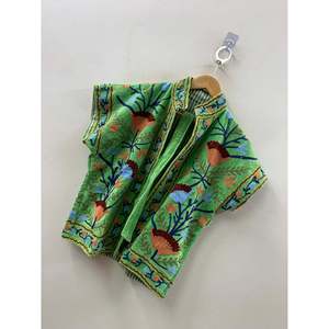 Gilet en velours vert citron brodé à la main, inspiré du style Suzani, fabriqué à Jaipur, 100 % polyester - Product Image 2