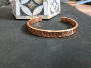 Brazalete de Terapia Magnética de Cobre Puro Hecho a Mano de Primera Calidad para el Alivio de la Artritis, Diseño de Metal Ajustable de Alta Calidad - Product Image 3