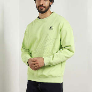 Sweat-shirt ample et confortable en tissu doux, avec une sensation de douceur et un style décontracté pour tous les jours. Sweat-shirt basique ample. - Product Image 4