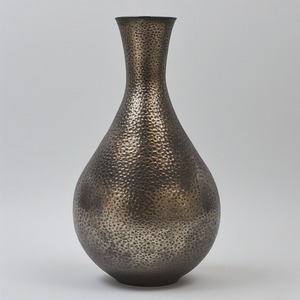 Vase en métal à patine dorée unique Artist artisanal combinant un charme rustique avec une finition de qualité d'exportation pour une décoration raffinée - Product Image 1