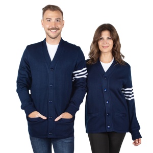 Pull universitaire d'inspiration vintage-doux, chaud et parfait pour une tenue décontractée et un look tendance - Product Image 1