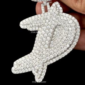 Colgante Personalizado Unisex de Hip Hop con Inicial de Letra, Chapado en Oro de 10K, con Diamantes Cultivados en Laboratorio, Corte Brillante Redondo - Product Image 1