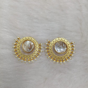 Ensemble de boucles d'oreilles Royal Aura Studs fabriquées en métal doré antique Produit en vrac Design personnalisé - Product Image 1