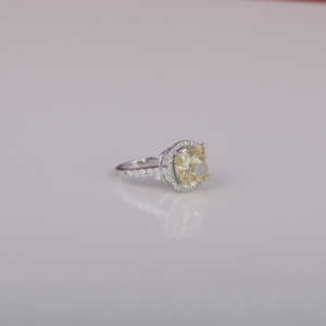 Bague de fiançailles en or massif 18KT classique cultivée en laboratoire jaune avec coussinet Halo Setting 5.0-5.5 Carat IGI Certified Lab Created - Product Image 6