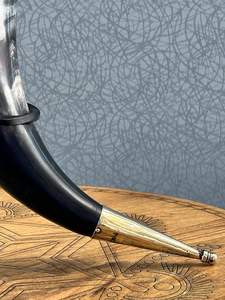 Cuerno para beber de alta calidad de estilo vikingo de gran tamaño con correa de hombro ajustable para Recreaciones históricas a un precio asequible - Product Image 4