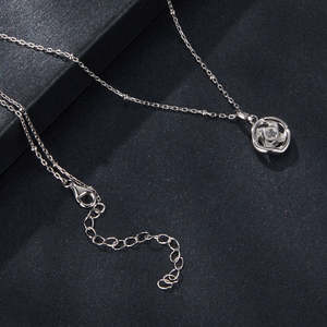 สร้อยคอจี้รูปโคลเวอร์สี่แฉกเงินแท้ 925 ประดับเพชรโมอิสซาไนต์ทรงกลมเจียระไนบริลเลียนต์ 1 กะรัต พร้อมสายสร้อยแบบเชื่อมต่อ เหมาะเป็นของขวัญสำหรับการหมั้น - Product Image 3