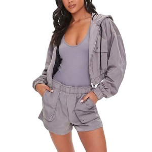 Survêtement décontracté pour femmes 2 pièces Veste à fermeture éclair et short à taille élastique Ensembles de survêtement coupe-vent pour femmes 2026 - Product Image 1