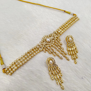 Élégant classique AD laiton ensemble de bijoux de haute qualité pour les femmes | Collier éblouissant et boucles d'oreilles pour les mariages, les fêtes et les événements - Product Image 1