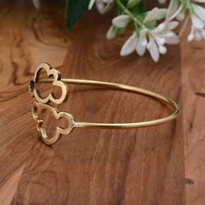 Manchette ouverte réglable en or pour bracelet Bijoux faits à la main d'inspiration florale minimaliste pour femmes Bracelet de mode - Product Image 3