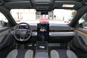 SUV Eléctrico Usado 2024 con Asistencia Inteligente al Conductor, Interior y Exterior Impecables, Transmisión Automática, Suministrado desde Japón - Product Image 5