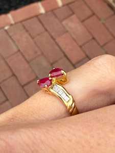 Anillo de Compromiso y Boda de Oro Amarillo de 14K con Rubí Natural en Forma de Pera y Diamantes Baguette, Estilo Toi Et Moi - Product Image 5